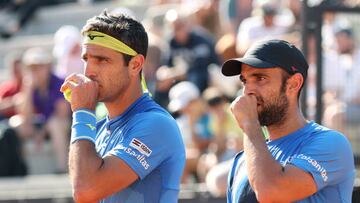 ROME, ITALY - MAY 12: Juan Sebastian Cabal (R) and Robert Farah of Colombia talkduring their Men's Doubles Round 2 match against John Isner of the United States and Diego Schwartzman of Argentina on day five of Internazionali BNL D'Italia at Foro Italico on May 12, 2022 in Rome, Italy. (Photo by Julian Finney/Getty Images)