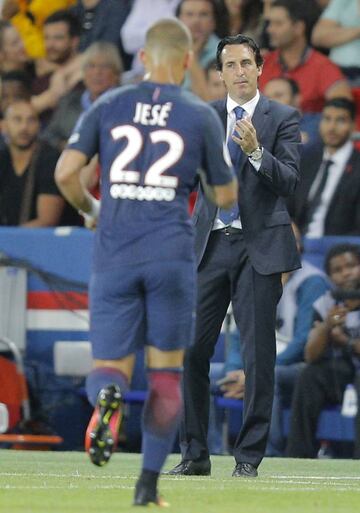Jese Rodriguez being substituted