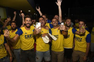 Tras m¨¢s de diez a?os el C¨¢diz vuelve a la m¨¢xima categor¨ªa del f¨²tbol espa?ol. Despu¨¦s del resultado del Real Zaragoza ante el Real Oviedo el conjunto andaluz ya es equipo de Primera. Junto con toda la ciudad, los jugadores festejaron el ascenso por todo lo alto.