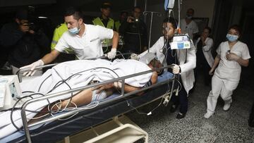 Miembros de la Clínica San Juan de Dios reciben hoy, martes 29 de noviembre de 2016 en La Ceja (Colombia), al jugador del equipo brasileño Chapecoense Alan Ruschel.