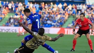GETAFE (MADRID), 01/09/2024.- El centrocampista del Getafe Alex Sola (i) pelea un balón con Hamari Traoré, de la Real Sociedad, durante el partido de LaLiga que se disputa este domingo en el Coliseo de Getafe. EFE/ Fernando Alvarado