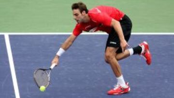 El español trata de devolver una pelota en carrera en su partido frente al argentino David Nalbandian, que se impuso por 6-4 y 6-2.