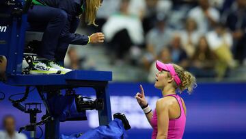 La juez de silla Mrija Cicak habla con Laura Siegemund durante su partido ante Coco Gauff en el US Open 2023.