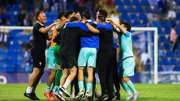Varios jugadores del Algeciras y miembros del cuerpo técnico celebran la permanencia en Primera Federación en el Rico Pérez. Foto: Algeciras CF.