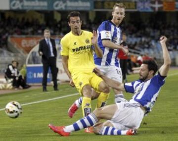 David Zurutuza y De la Bella luchan un balón con Mario Gaspar.