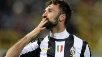 El jugador de la Juventus Mirko Vucinic celebra el gol que marcó frente al Bolonia.
