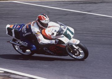 El actual director del equipo Pons Racing contin¨²a la n¨®mina de bicampeones del mundo. En su caso, sus dos entorchados tuvieron lugar en 250cc, su categor¨ªa fetiche y en la que debut¨® en 1981. Logr¨® ambos campeonatos en sus dos ¨²ltimos a?os en la clase intermedia, 1988 y 1989, ambos con Honda antes de regresar a 500cc, donde ya se estren¨® en 1985.