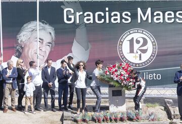 La familia y amigos emocionados con el homenaje. 