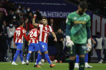 2-1. Luis Suárez celebra el segundo gol que marca de penalti.