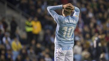 Iago Aspas se echa las manos a la cabeza durante el partido de la primera jornada contra el Real Madrid en Bala&iacute;dos.