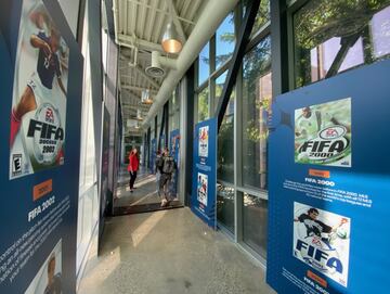 Uno de los pasillos que conduc&iacute;a al coraz&oacute;n del estudio repasaba todas las portadas de la historia de la saga FIFA.
