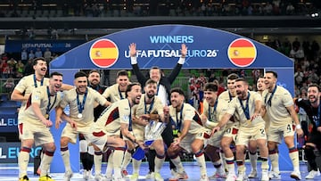 Mario Rivillos Plaza levanta el trofeo de la Eurocopa de Fútbol Sala de la UEFA 2026 tras la victoria de su equipo como campeón durante la final de la Eurocopa de Fútbol Sala de la UEFA 2026 entre Portugal y España.
