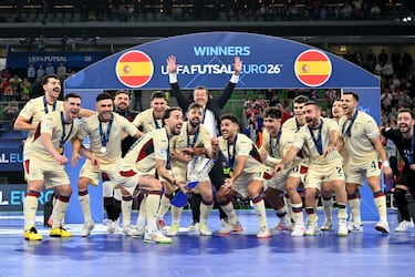 Mario Rivillos Plaza levanta el trofeo de la Eurocopa de Fútbol Sala de la UEFA 2026 tras la victoria de su equipo como campeón durante la final de la Eurocopa de Fútbol Sala de la UEFA 2026 entre Portugal y España.