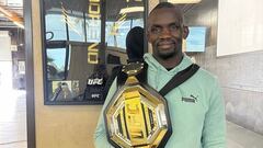 El peleador de Zimbabue Themba Gorimbo con un cinturón de la UFC.