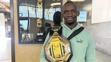 El peleador de Zimbabue Themba Gorimbo con un cintur車n de la UFC.