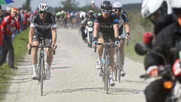 Tom Boonen, Geraint Thomas y Bert De Backer ruedan durante un tramo de pav&eacute;s en la Par&iacute;s-Roubaix 2014.