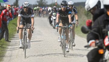 Tom Boonen, Geraint Thomas y Bert De Backer ruedan durante un tramo de pavés en la París-Roubaix 2014.