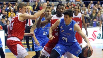 GRAF1033. BURGOS, 17/11/2018.- El pívot serbio Goran Huskic (d), del San Pablo, controla el balón ante los jugadores del Manresa, el congoleño Jordan Sakho (c) y el estadounidense Justin Doellman (i), durante el partido de baloncesto de la liga Endesa, perteneciente a la novena jornada, que se juega esta tarde en Burgos. EFE/Santi Otero