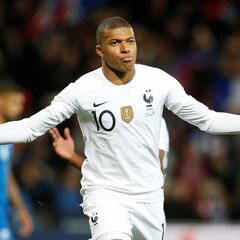 Mbappé salva a Francia