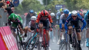 Filippo Fiorelli choca con el móvil y el brazo de un espectador tras la caída de Mark Cavendish en el esprint final de la quinta etapa del Giro de Italia en Salerno.