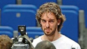 Pau rodeado de periodistas