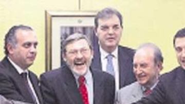 <b>EN EL CSD. </b>Los protagonistas del acuerdo, ayer, tras la firma.