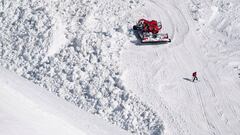 Fotograf&iacute;a tomada este mi&eacute;rcoles que muestra a miembros de los servicios de rescate en b&uacute;squeda de v&iacute;ctimas en el lugar donde se produjo una avalancha el d&iacute;a anterior en la estaci&oacute;n de esqu&iacute; de Crans-Montana en Suiza.