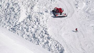 Fotografía tomada este miércoles que muestra a miembros de los servicios de rescate en búsqueda de víctimas en el lugar donde se produjo una avalancha el día anterior en la estación de esquí de Crans-Montana en Suiza.