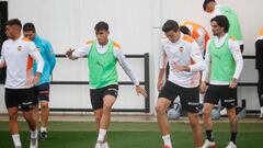 Rubén Iranzo y César Tärrega, en un entrenamiento del Valencia.