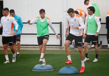 Rubén Iranzo y César Tärrega, en un entrenamiento del Valencia.