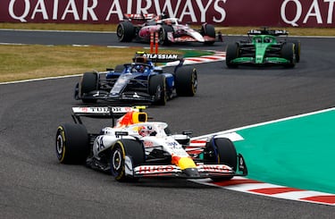 El Williams de Carlos Sainz persigue durante la carrera el Red Bull de Yuki Tsunoda.