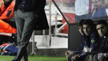 <b>GUARDIOLA, EN NERVIÓN. </b>Pensativo, preocupado, sin alegría, también su banquillo. La derrota estaba llegando.