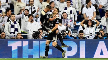 Ziyech y Tadic celebran el segundo gol del Ajax al Real Madrid en el partido de vuelta de octavos de final de la Champions 2018-2019.