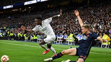Carl Starfelt, central del Celta, intenta detener a Vinícius Júnior, delantero del Real Madrid, durante los octavos de final de la Copa del Rey disputados en el Santiago Bernabéu.