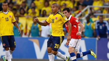 El seleccionado colombiano, Macnelly Torres, disputa el baloón con Eugenio Mena de Chile durante el partido valido por las eliminatorias a Brasil 2014.