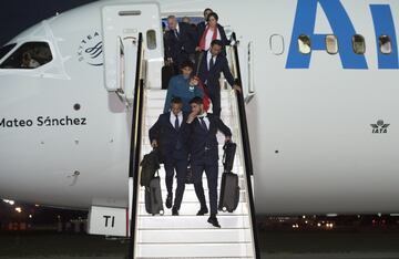Llegada de la Selección al aeropuerto de Krasnodar. Rodrigo y Diego Costa.