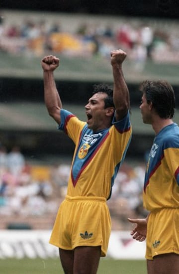 Para la temporada 1992/93 jugó en el América, aunque no le fue del todo bien.