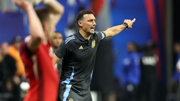 Argentina's coach Lionel Scaloni (R) shouts instructions to his players from the touchline during the Conmebol 2024 Copa America tournament group A football match between Argentina and Canada at Mercedes Benz Stadium in Atlanta, Georgia, on June 20, 2024. (Photo by CHARLY TRIBALLEAU / AFP)