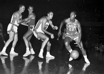 <b>- Años en la NBA:</b> 1958-1971 <br> <b>- Equipos:</b> Minneapolis/Los Angeles Lakers. <b>- Medias de su carrera:</b> 27,4 puntos, 13,5 rebotes, 4,3 asistencias. <br> <b>- Mejor temporada:</b> (1961-62) 38,3 puntos, 18,6 rebotes, 4,6 asistencias. <br> <b>- Méritos:</b> 11 veces all star, 10 veces en el Mejor Quinteto. <br> <br> Se retiró justo antes de que los Lakers ganaran, por fin, el anillo de 1972. Así que dejó las pistas sin ningún título pero fue un extraordinario anotador y un reboteador infravalorado que, además, dejó acrobacias que le convirtieron en un absoluto adelantado a su tiempo. Un precursor de los anotadores aéreos que llegaron después a la NBA.