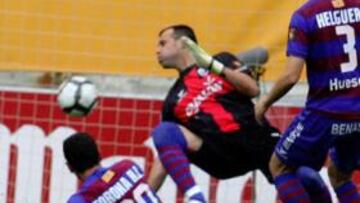 <b>EL INICIO. </b>Rubén Castro mira cómo entra el balón en la portería de Doblas en su primer gol de ayer.