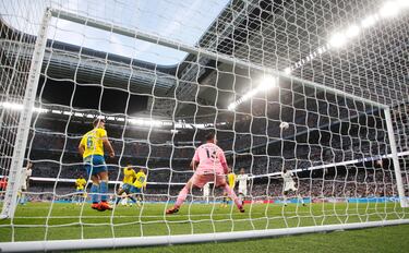 Alvaro Vellés no pudo hacer nada ante el potente disparo, colocado a la escuadra, del futbolista español.