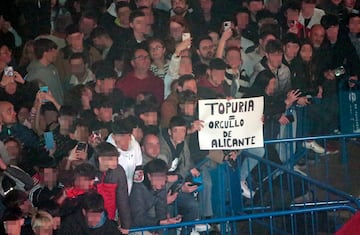 El campeón del mundo del peso pluma de la UFC, Ilia Topuria, es recibido por más de 8.000 aficionados en la plaza del Ayuntamiento de Alicante.