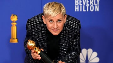 FOTO DE ARCHIVO: 77th Golden Globe Awards, Ellen DeGeneres posa detrás del escenario con su premio Carol Burnett.