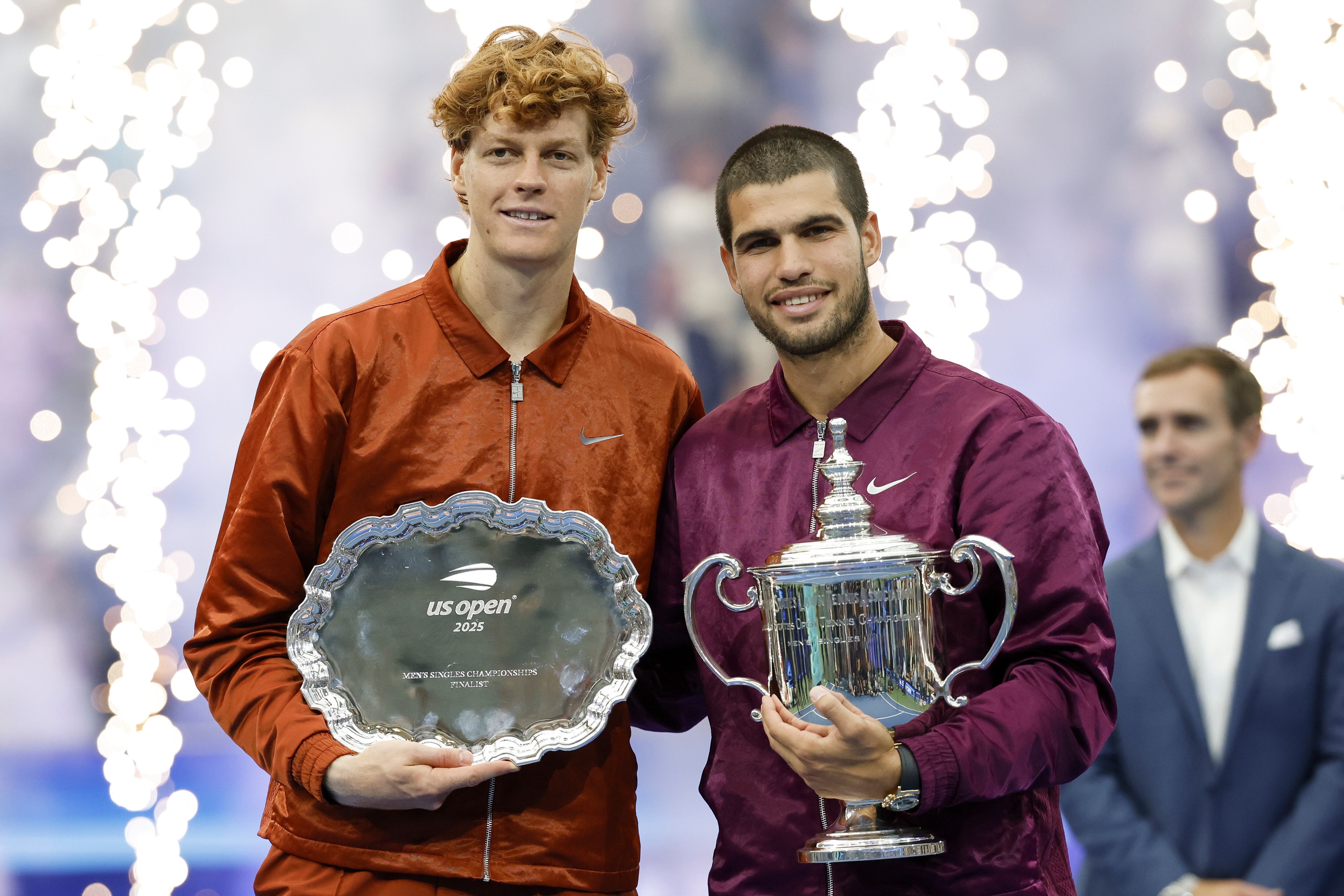 FLUSHING MEADOWS (United States), 08/09/2025.- Carlos Alcaraz of Spain (R) and Jannik Sinner of Italy (L) pose with the champions trophy and the runner up trophy respectively after the mens singles final of the US Open Tennis Championships at the USTA Billie Jean King National Tennis Center in Flushing Meadows, New York, USA, 07 September 2025. (Tenis, Italia, España, Nueva York) EFE/EPA/JOHN G. MABANGLO
