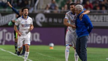 Uriel Antuna festeja su gol con Tuca Ferretti