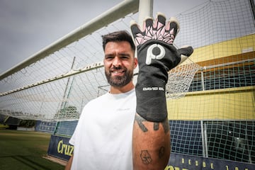 David Gil posando en la Ciudad Deportiva en una entrevista para diario AS.