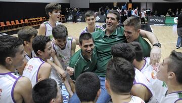 Los jugadores del Unicaja celebran su pase a la fase final de la Minicopa de Gran Canaria.