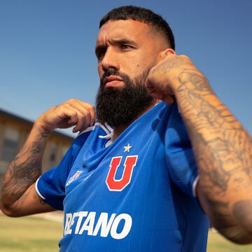 Universidad de Chile presentó su nueva indumentaria para la temporada 2022, donde se destaca la similitud con una camiseta histórica para el club.