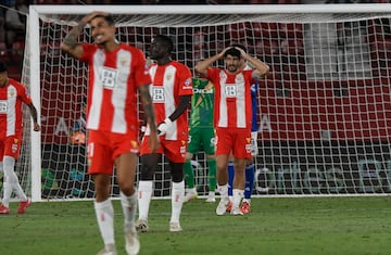 Los jugadores del Almera se llevan las manos a la cabeza.