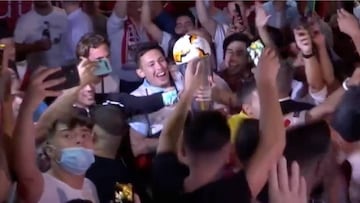 Hinchada del Sevilla olvida el virus: Multitudinario recibimiento